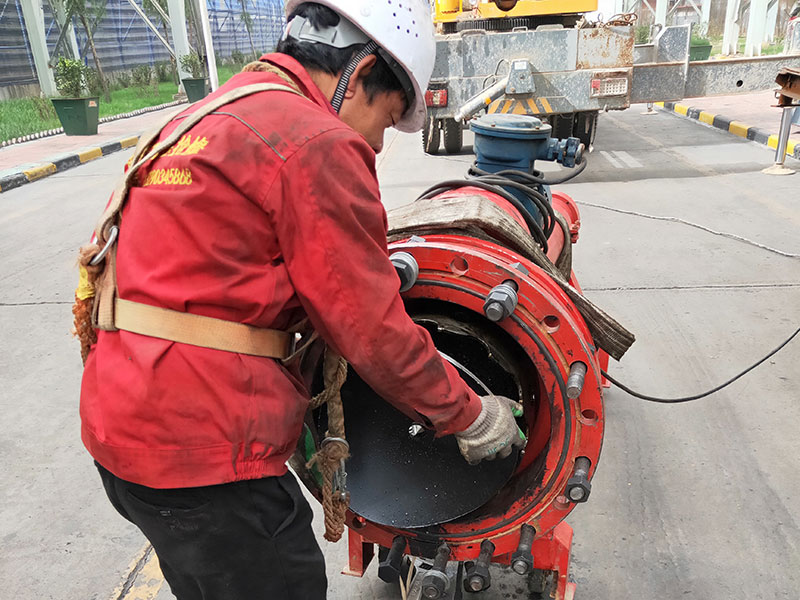 DN600煤氣管道帶壓開孔順利完成！3.jpg